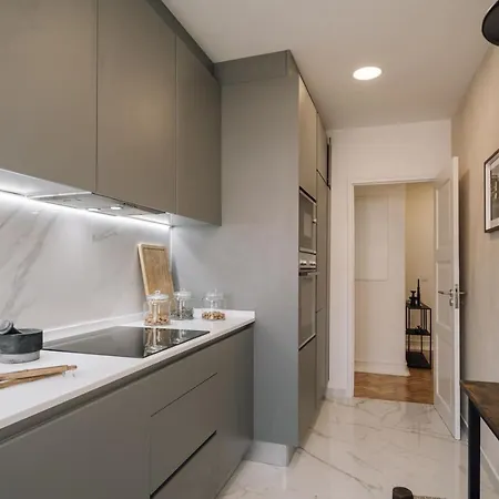 Apartment Badet - 3 Bedrooms, Office And Terrace In Alvalade *